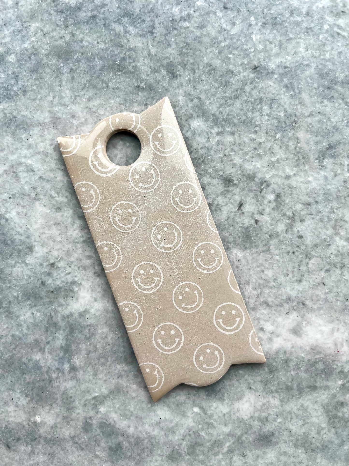 40 oz. Distressed happy face cup tag
